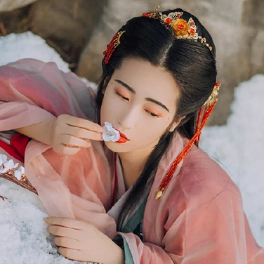 暮雪賞花彈琴女生頭像，唯美古風真人頭像
