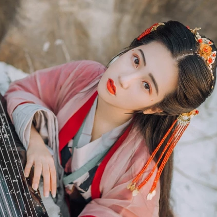 暮雪賞花彈琴女生頭像，唯美古風真人頭像