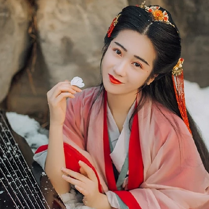 暮雪賞花彈琴女生頭像，唯美古風真人頭像