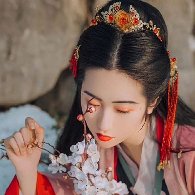 暮雪賞花彈琴女生頭像，唯美古風真人頭像