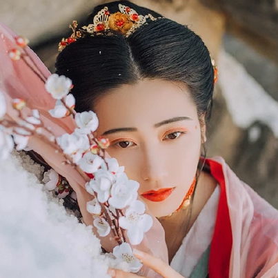 暮雪賞花彈琴女生頭像，唯美古風真人頭像