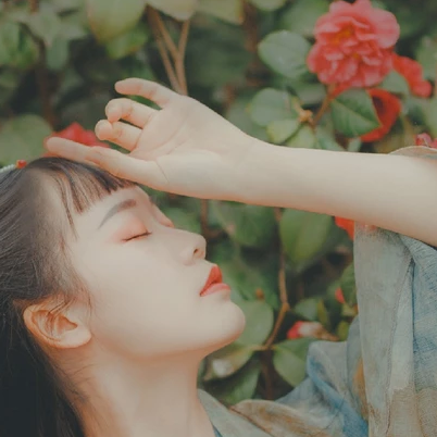 山茶花開女生頭像，唯美古風真人頭像