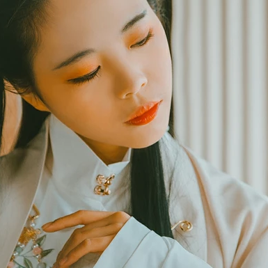 白衣風度帶折扇女生頭像，唯美古風真人頭像