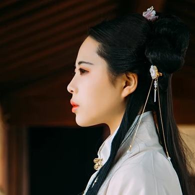 白衣風度帶折扇女生頭像，唯美古風真人頭像