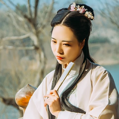 白衣風度帶折扇女生頭像，唯美古風真人頭像