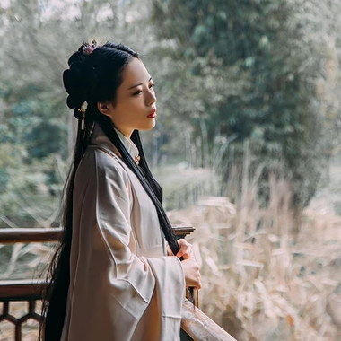 白衣風度帶折扇女生頭像，唯美古風真人頭像