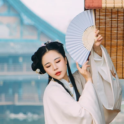 白衣風度帶折扇女生頭像，唯美古風真人頭像