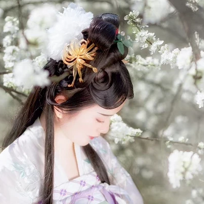 玉山清帶傘女生頭像，唯美古風真人頭像
