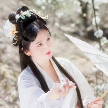 玉山清帶傘女生頭像，唯美古風真人頭像