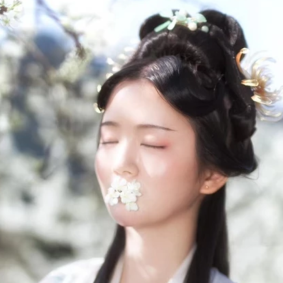 玉山清帶傘女生頭像，唯美古風真人頭像