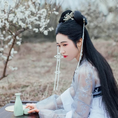 漫山花落帶團扇女生頭像，唯美古風真人頭像