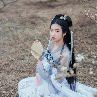 漫山花落帶團扇女生頭像，唯美古風真人頭像