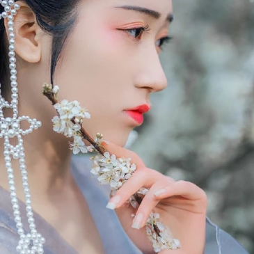漫山花落帶團扇女生頭像，唯美古風真人頭像