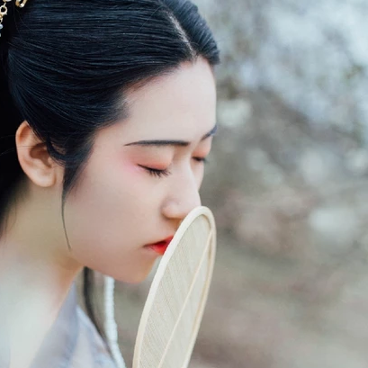 漫山花落帶團扇女生頭像，唯美古風真人頭像