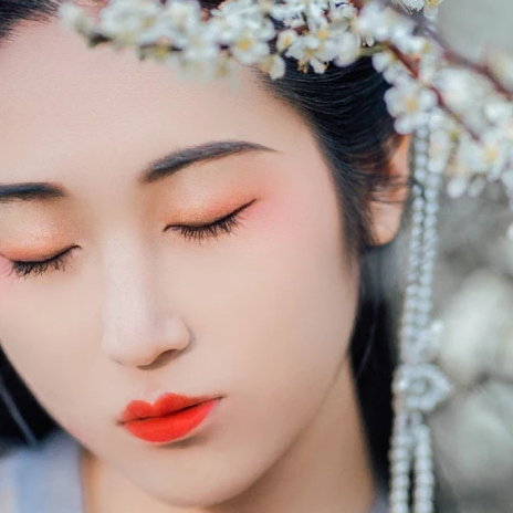 漫山花落帶團扇女生頭像，唯美古風真人頭像