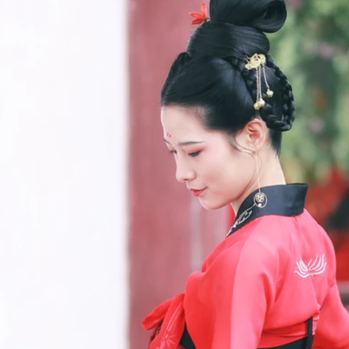 大唐紅裳帶傘女生頭像，唯美古風真人頭像