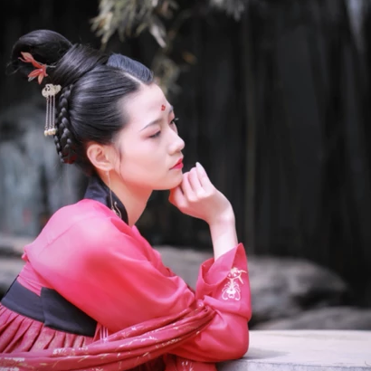 大唐紅裳帶傘女生頭像，唯美古風真人頭像