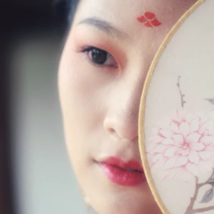 大唐紅裳帶傘女生頭像，唯美古風真人頭像