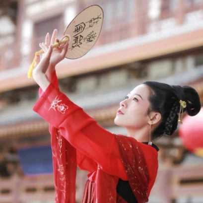 大唐紅裳帶傘女生頭像，唯美古風真人頭像