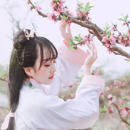 粉紅少女帶團扇女生頭像，唯美古風真人頭像