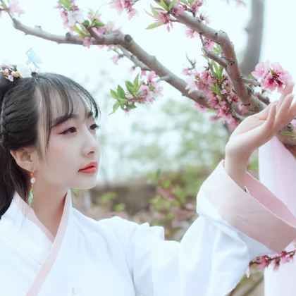粉紅少女帶團扇女生頭像，唯美古風真人頭像