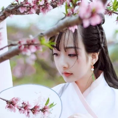 粉紅少女帶團扇女生頭像，唯美古風真人頭像