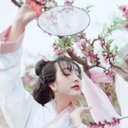 粉紅少女帶團扇女生頭像，唯美古風真人頭像