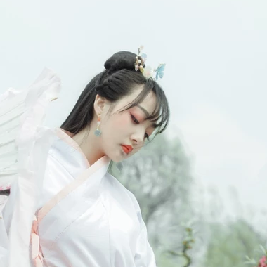 粉紅少女帶團扇女生頭像，唯美古風真人頭像
