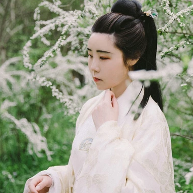 櫻落漫天女生頭像，唯美古風(fēng)真人頭像