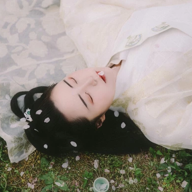 櫻落漫天女生頭像，唯美古風真人頭像