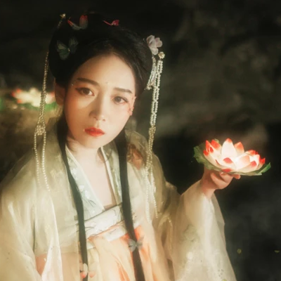 月夜蓮燈女生頭像，唯美古風真人頭像