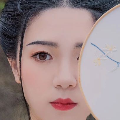 清風拂面帶團扇女生頭像，唯美古風真人頭像
