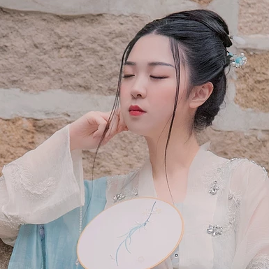 清風拂面帶團扇女生頭像，唯美古風真人頭像