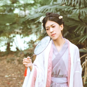 簡約帶團扇女生頭像，唯美古風真人頭像