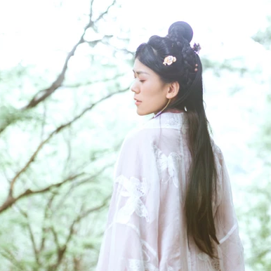 簡約帶團扇女生頭像，唯美古風真人頭像