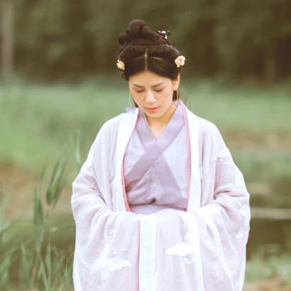 簡約帶團扇女生頭像，唯美古風真人頭像
