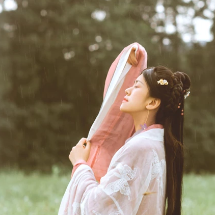 簡約帶團扇女生頭像，唯美古風真人頭像
