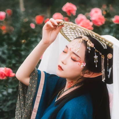 花間賞花女生頭像，唯美古風真人頭像