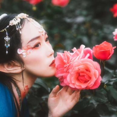 花間賞花女生頭像，唯美古風真人頭像