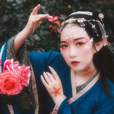 花間賞花女生頭像，唯美古風真人頭像