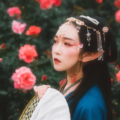 花間賞花女生頭像，唯美古風真人頭像
