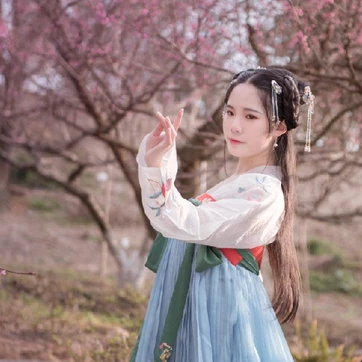 優雅粉花帶團扇女生頭像，唯美古風真人頭像