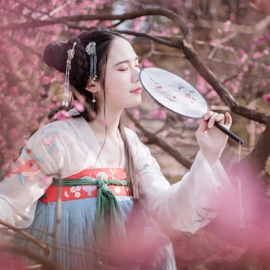 優雅粉花帶團扇女生頭像，唯美古風真人頭像