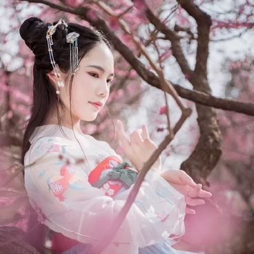 優雅粉花帶團扇女生頭像，唯美古風真人頭像