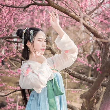 優雅粉花帶團扇女生頭像，唯美古風真人頭像