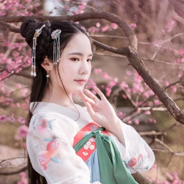 優雅粉花帶團扇女生頭像，唯美古風真人頭像