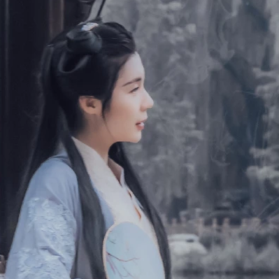 素雅復古帶傘女生頭像，唯美古風真人頭像