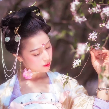 繁花浪漫帶團扇女生頭像，唯美古風真人頭像