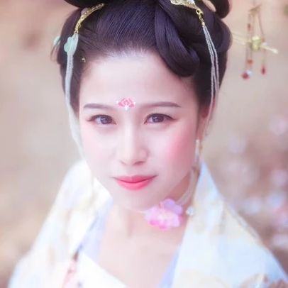 繁花浪漫帶團扇女生頭像，唯美古風真人頭像