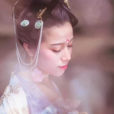 繁花浪漫帶團扇女生頭像，唯美古風真人頭像